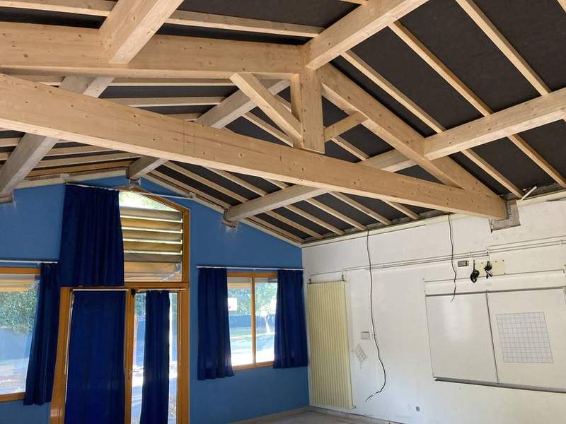 Charpente bois traditionnelle posée dans une salle
