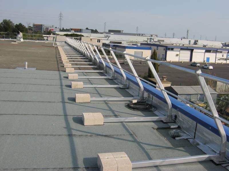 Garde-corps lesté installé en rive d'une toiture-terrasse