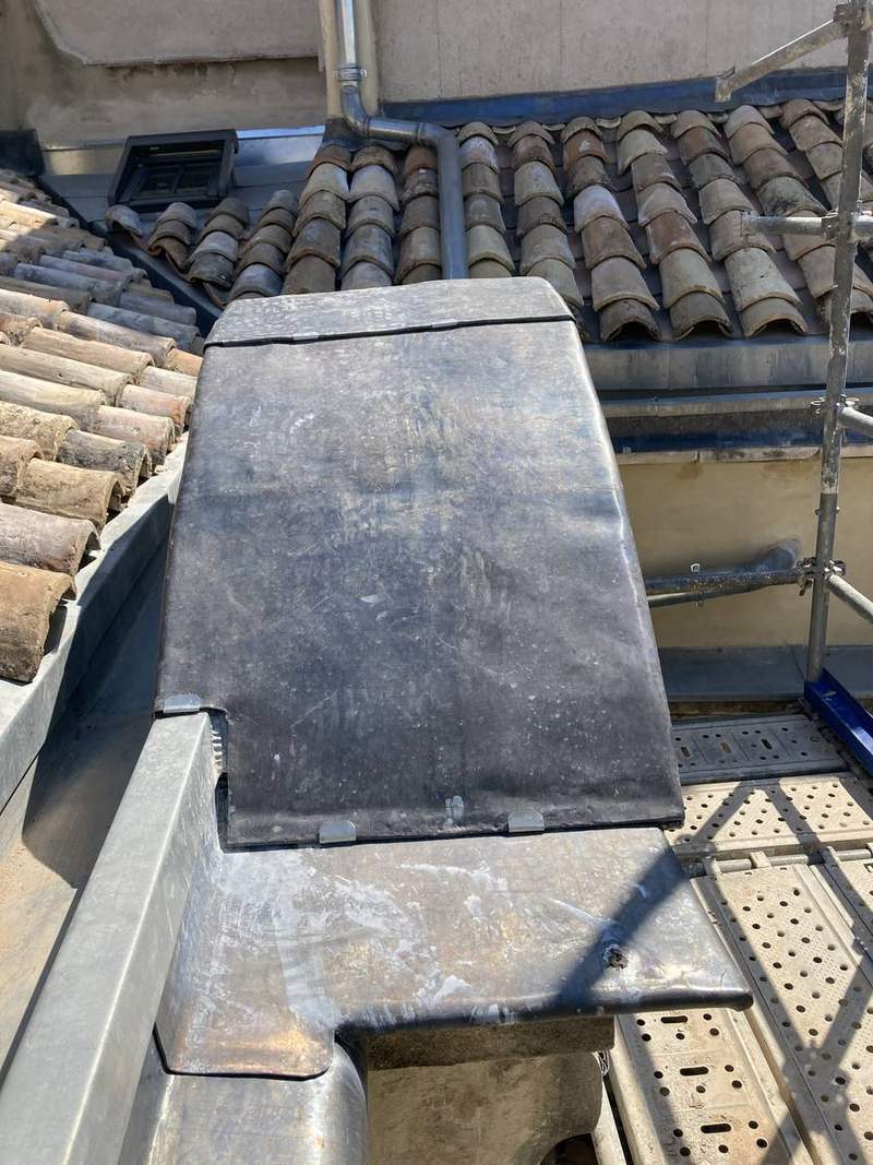 Habillage en plomb sur une toiture en tuiles