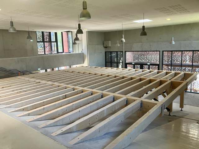 Structure bois d'un plancher posée dans un bâtiment