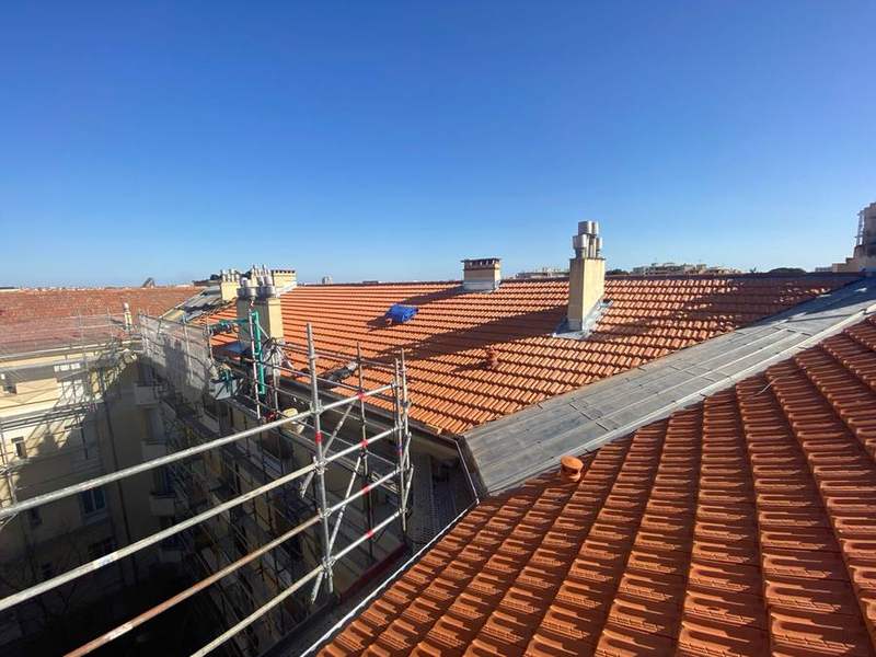 Toiture en tuiles neuves avec échafaudage et souches de cheminée