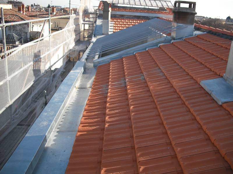 Toiture en tuiles neuves avec noues et solins zinc en cours de chantier