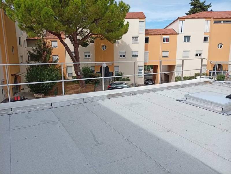 Toiture-terrasse avec acrotère et garde-corps en périphérie