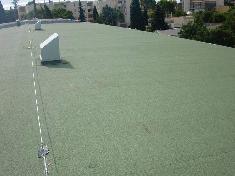 Toiture-terrasse étanchée avec ligne de vie et ventilations