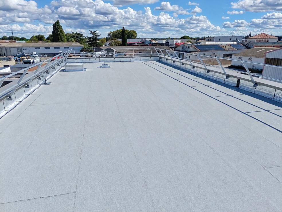 Toiture-terrasse étanchée en gris clair avec garde-corps en rive