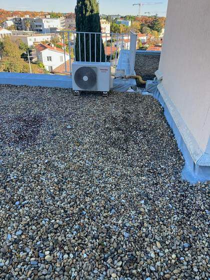 Toiture-terrasse gravillonnée dégagée après entretien