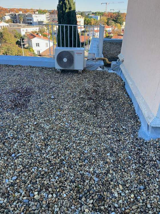 Toiture-terrasse gravillonnée dégagée après entretien